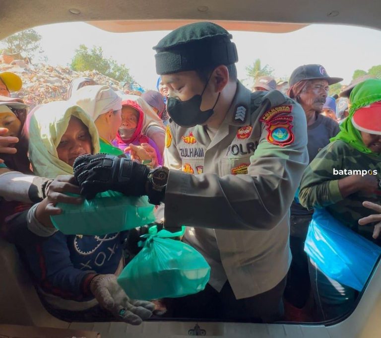 Bripka Zulhamsyah Gelar Razia Perut Lapar di Batam, Bagikan Makanan dan Sembako untuk Warga TPA Punggur
