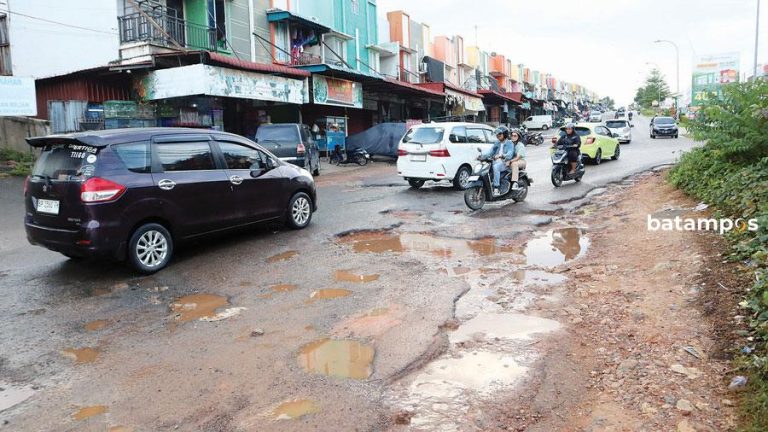 Jalan Menuju Bandara Hang Nadim Berlubang, Ancam Keselamatan Pengendara