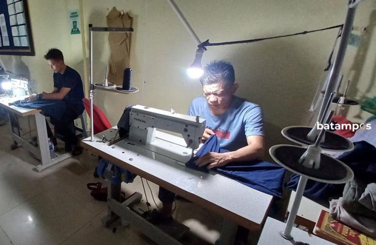 Warga Binaan Lapas Batam Memroduksi 100 Pasang Baju untuk Lapas Dabo Singkep