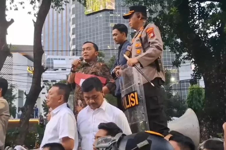 Massa ‘Aksi Indonesia Gelap’ di Jakarta, Mensesneg: Pemerintah Terima dan Pelajari Tuntutan Mahasiswa