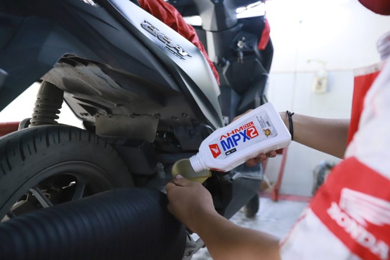 Pentingnya Untuk Rutin Mengganti Oli Motor