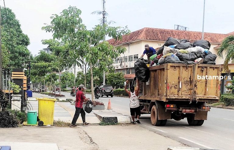 90 Dump Truk, 50 Arm Roll, Namun Sampah Batam Tetap Menggunung