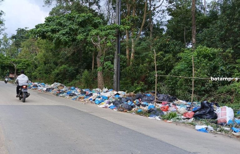 Penumpukan Sampah di Jalan Ahmad Dahlan Ganggu Aktivitas Ziarah Warga