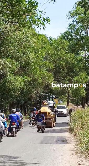 Jalan Rusak Menuju Polsek Batuaji Mulai Ditambal