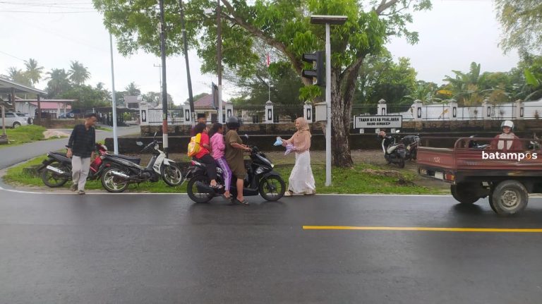 Komunitas Genre MA Al-Barakah Singkep Bagikan Paket Takjil Berbuka Puasa