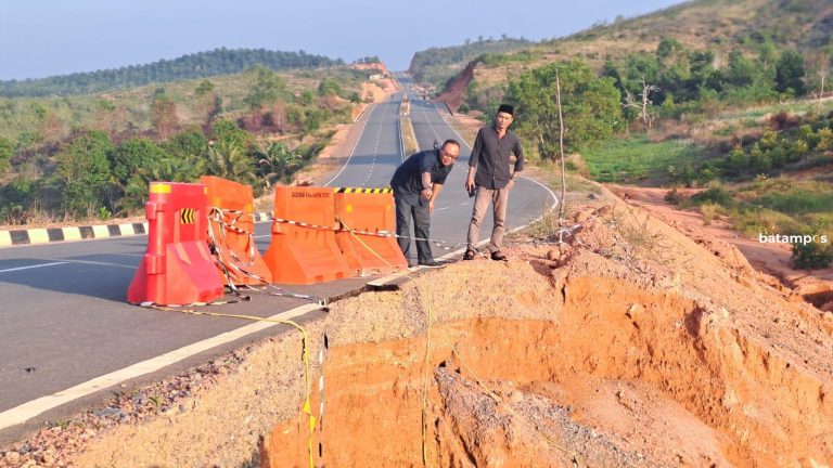 Tinjau Jalan Longsor di Lintas Timur, Dishub Bakal Pasang Stiker Menyala