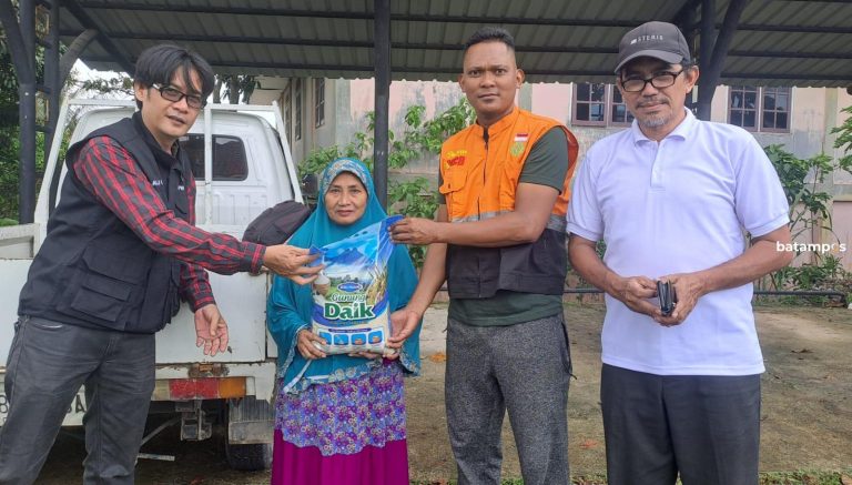 Tanbros Gandeng PWI Bintan Salurkan Bantuan Beras ke Warga