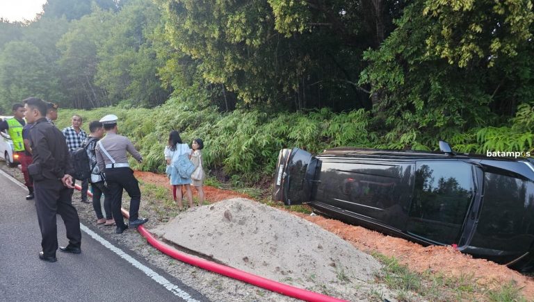 Tabrak Pembatas Jalan, Mobil Terbalik di Lagoi