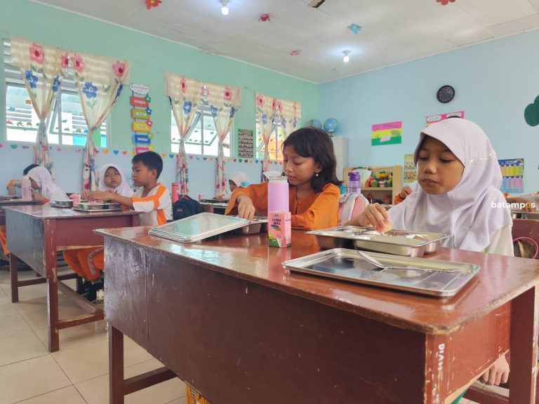 Tak Sesuai Juknis, Penyedia Makanan Bergizi Gratis di Anambas Sajikan Makanan Pakai Wadah Plastik
