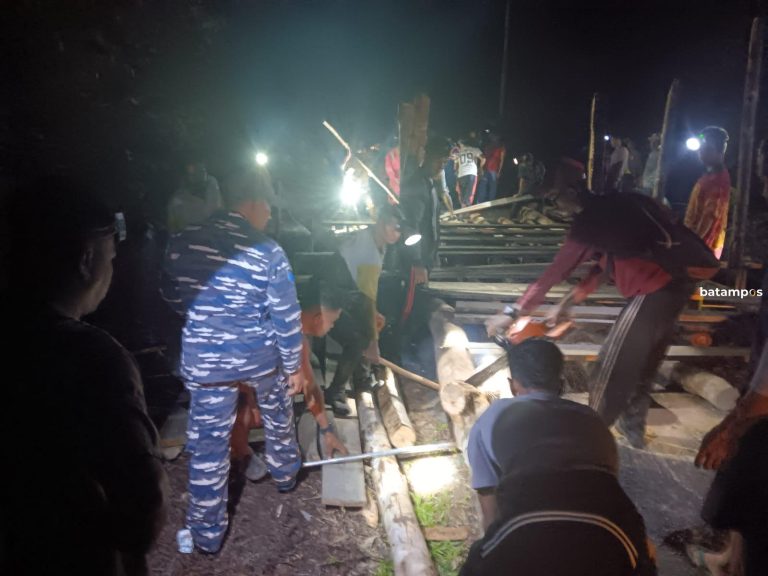 Akses Jalan di Desa Kelumu yang Sempat Terputus Akibat Tanah Longsor Akhirnya Bisa Dilewati