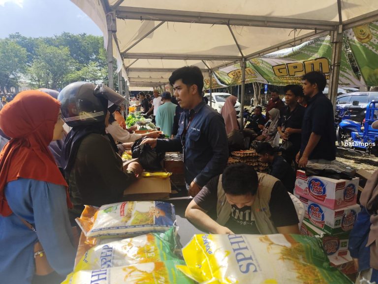 Warga Serbu Gerakan Pangan Murah Jelang Lebaran 