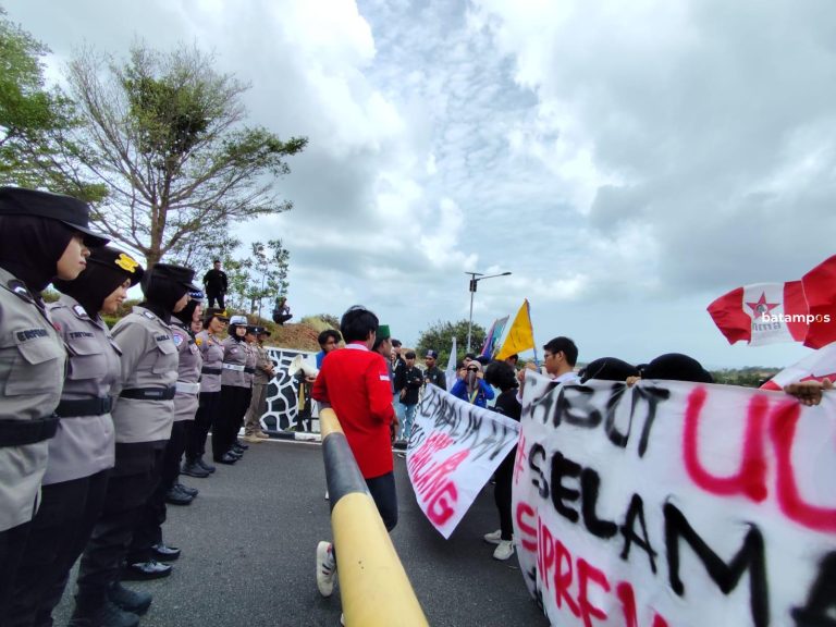 Mahasiswa di Pinang Demo Kantor DPRD Kepri Tolak UU TNI