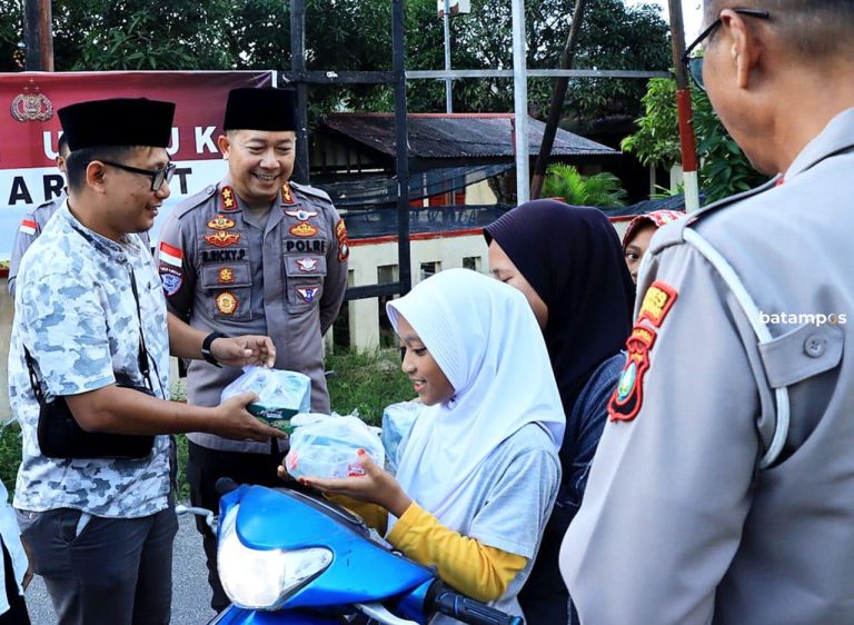 Kolaborasi Dengan Polres Anambas, Batam Pos Bagikan 200 Paket Takjil ke Masyarakat