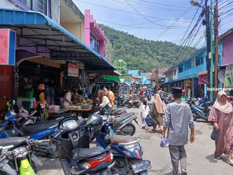 Warga Pulau Berburu Perlengkapan Lebaran di Pasar Tarempa, Omset Pedagang Naik Drastis