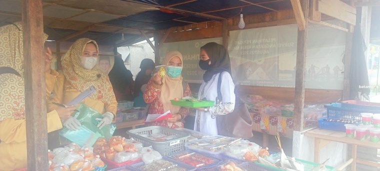 Petugas Puskesmas Dabo Lama Melakukan Pengecekan dan Pengambilan Sample di Sejumlah Tempat Penjualann Takjil