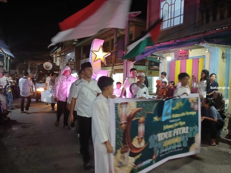 Pawai Takbir Keliling di Tarempa, Peserta Kompak Pamerkan Miniatur Masjid dan Bawa Obor