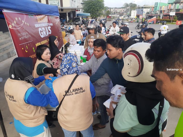Tebar Kebaikan Ramadan, Ikamba Batam dan FCC Sriwijaya Bagikan Takjil dan Makanan Gratis ke Masyarakat
