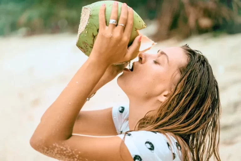 9 Manfaat Air Kelapa untuk Berbuka Puasa