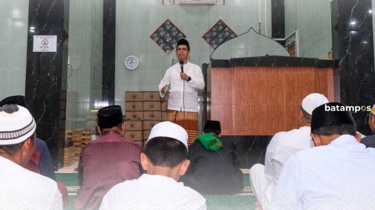 Bupati Karimun Iskandarsyah memulai Safari Ramadan ke Masjid Al Amin Meral