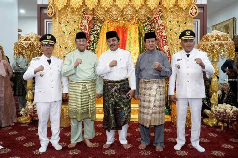 Kedatangan Bupati dan Wabup Karimun Disambut dengan Adat Melayu