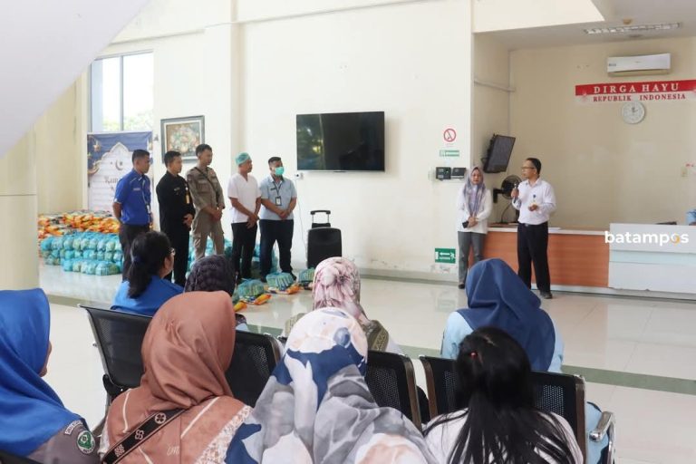 Sambut Lebaran, Baznas Berbagi Kasih dengan Karyawan RSUD Embung Fatimah