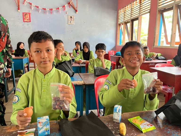Senangnya Siswa SMP Negeri 12 Batam Terima MBG di Bulan Puasa