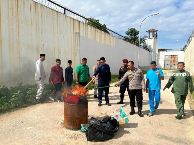 Rutan Batam Musnahkan Barang Terlarang Hasil Razia di Blok Hunian