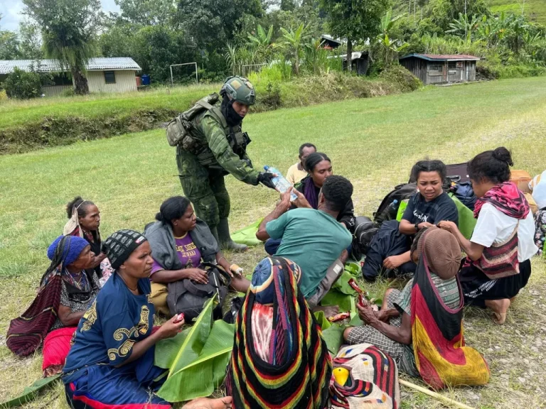 Dibayangi Ancaman, TNI Berhasil Evakuasi Jenazah Enam Guru dan Nakes yang Dibunuh OPM