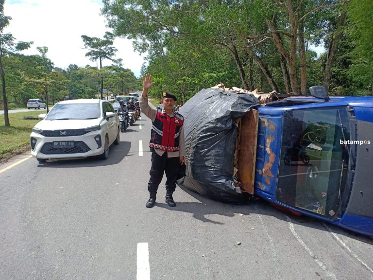 Diduga Gardan Lepas, Pikap Bermuatan Kardus Bekas Terguling di Sekupang