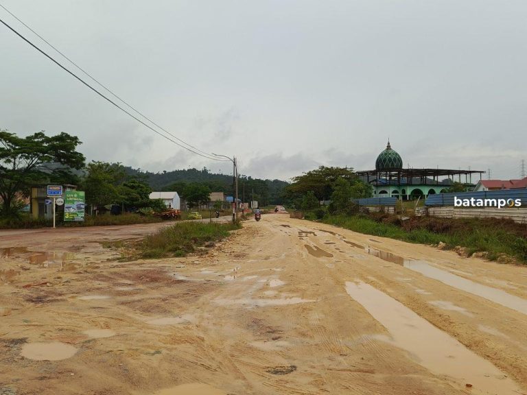 Jalan Rusak di Marina Kian Parah, Warga Desak Perbaikan