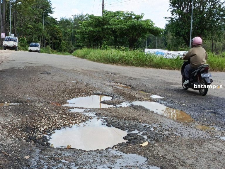 Korban Kecelakaan Terus Berjatuhan, Masyarakat Seibeduk Desak Pemko Batam Segera Perbaiki Jalan Rusak