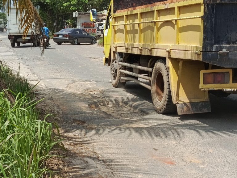 Jalan Rusak Menuju Kantor Camat Sagulung Hambat Aktivitas Warga