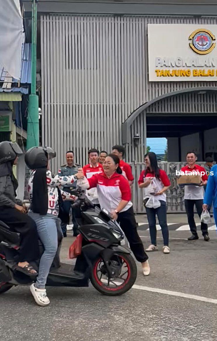 INTI Karimun Bersama Lanal TBK Bagi-Bagikankan Takjil dan APE Kepada Pelajar SLB