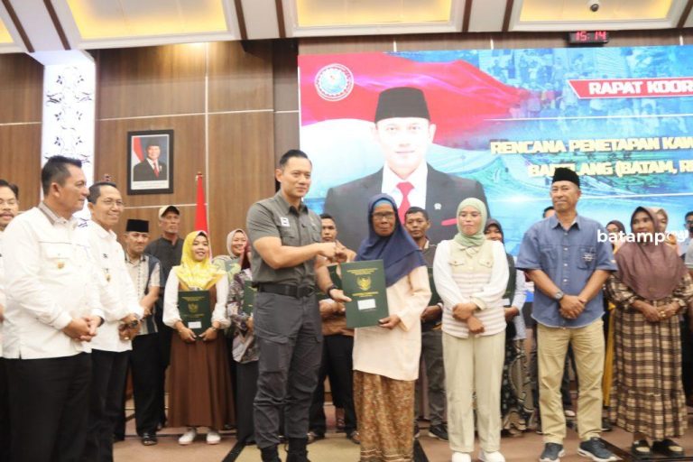 AHY Pimpin Rapat Penetapan Kawasan Transmigrasi Barelang, Warga Terima SHM