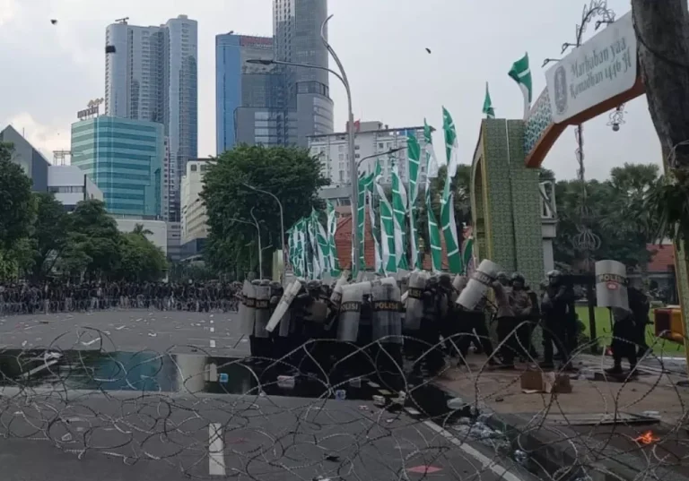 Ribuan Massa Demo Tolak UU TNI di Depan Grahadi Surabaya Ricuh