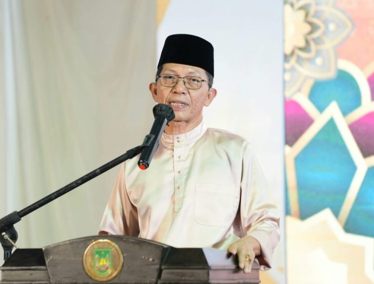 Ribuan Masyarakat Tumpah Ruah Buka Puasa di Rumah Amsakar Achmad