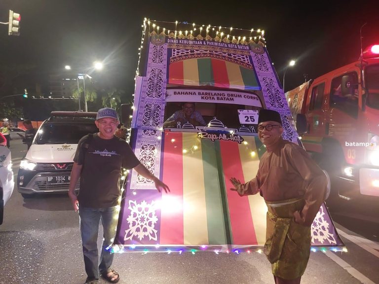 Malam Takbiran Idulfitri 1446 H, Mobil Hias Bertema Pasak dari Disbudpar Batam Curi Perhatian
