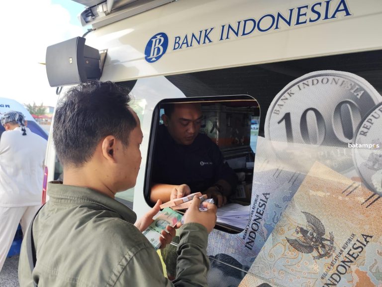 Warga Tanjungpinang ‘Buru’ Pecahan Uang Baru untuk Lebaran