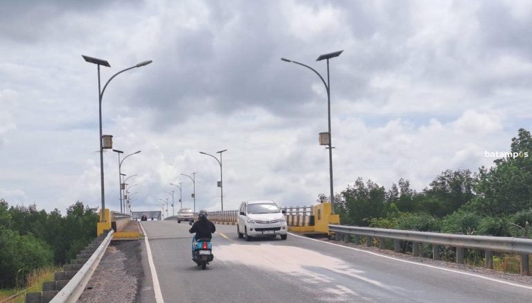 Warga Keluhkan Tumpahan Pasir di Jalan Lintas Barat, Bintan