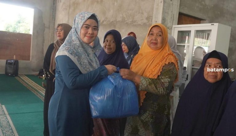 DWP Bintan Bagikan Takjil dan Sembako