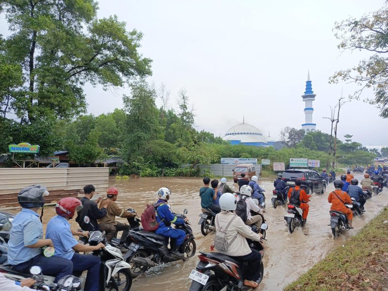 Jalan Terendam Banjir, Masyarakat Soroti Proyek Pematangan Lahan