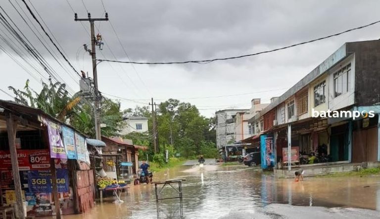 Banjir Menggenang Jalan di Perumahan Alamanda, Tanjunguban, Akses Menuju Pasar Baru Ditutup Sementara