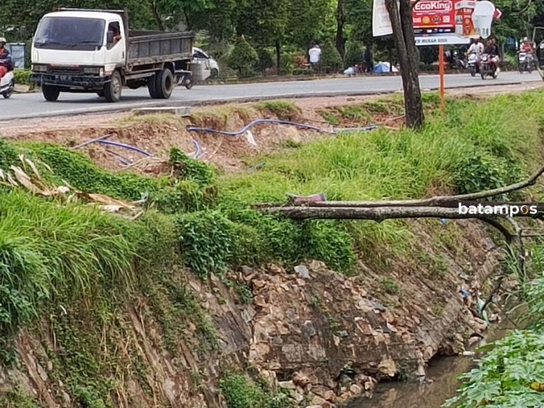 Tanggul Drainase Jebol, Jalan Utama di Batuaji Terancam