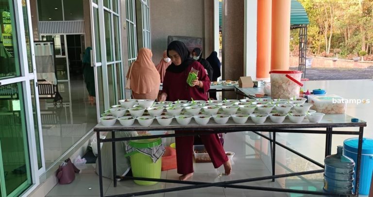 Masjid Besar Baitul Makmur Tanjunguban Sediakan Makanan Buka Puasa Gratis