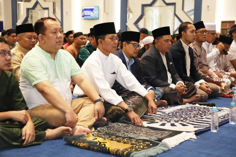 Hujan Tak Menyurutkan Antusiasme Warga Batam Ikuti Salat Id