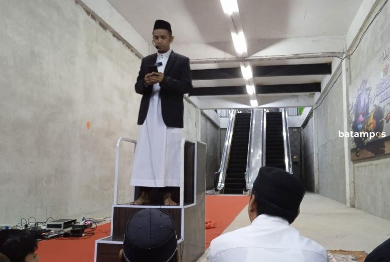Hujan, Salat Id di One Batam Mall Berjalan Khidmat