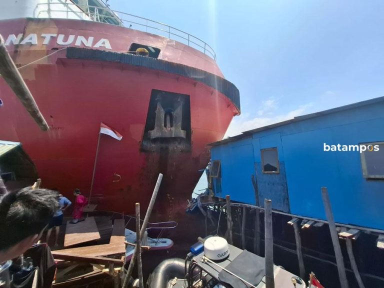 Kapal Supply Minyak Tabrak Pelantar di Telaga Punggur