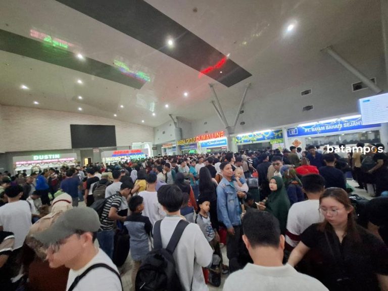 Pelabuhan Sekupang Padat, Ribuan Pemudik Berdesakan Sejak Pagi