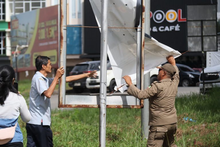Sudah 155 Reklame Ilegal Ditertibkan, Pengusaha Diminta Urus Izin