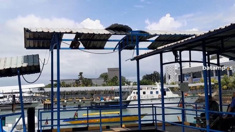 Angin Kencang Hancurkan Atap Pelabuhan Pancung Sekupang